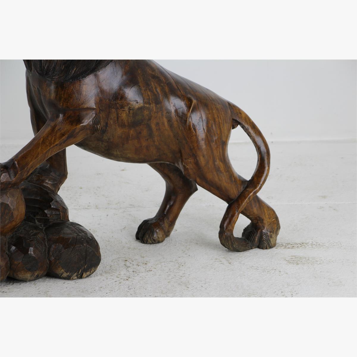 Afbeeldingen van houten beeld leeuw
