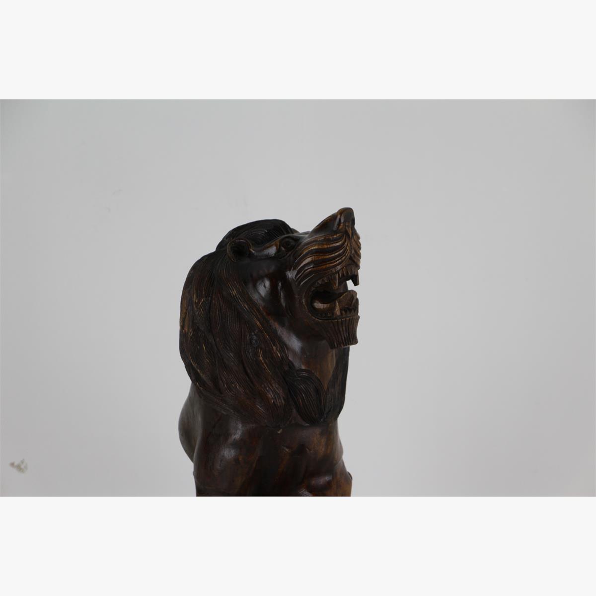 Afbeeldingen van houten beeld leeuw