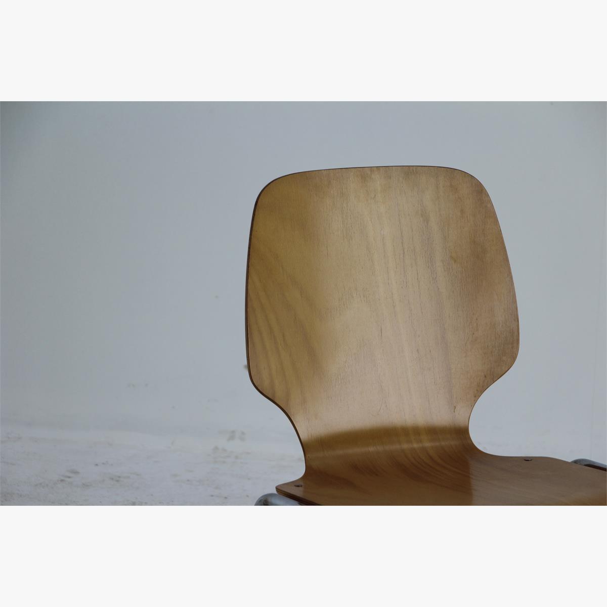 Afbeeldingen van retro stoel beuken zitting. Chrome poten 50 stuks beschikbaar