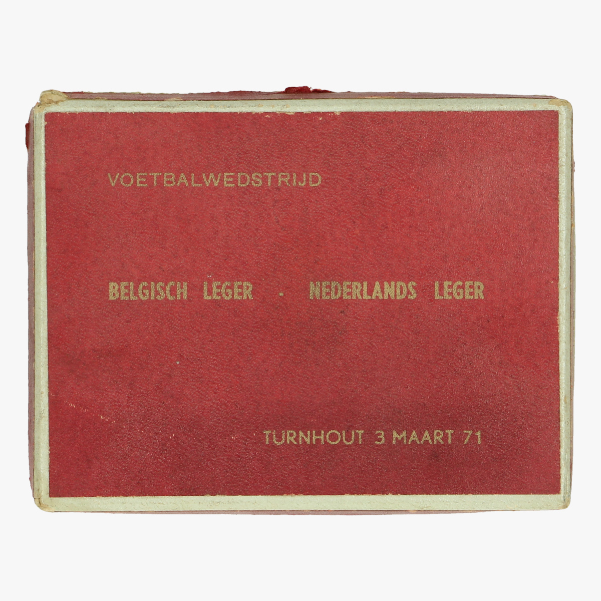 Afbeeldingen van kartonnen doosje met foto voetbalwedstrijd belgisch leger - Nederlands leger turnhout 31 maart 1971 