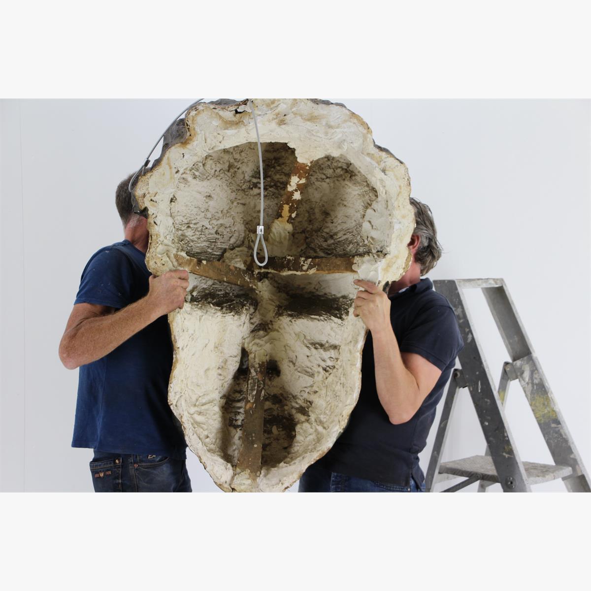 Afbeeldingen van Groot antiek hoofd uit de oudheid in plaaster